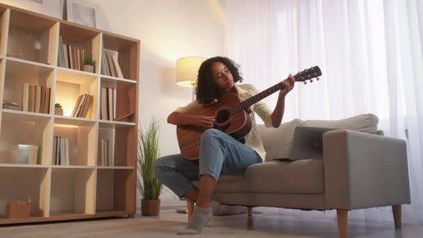 Lied leren gitaar spelen vrouw muzikant thuis — Stockvideo
