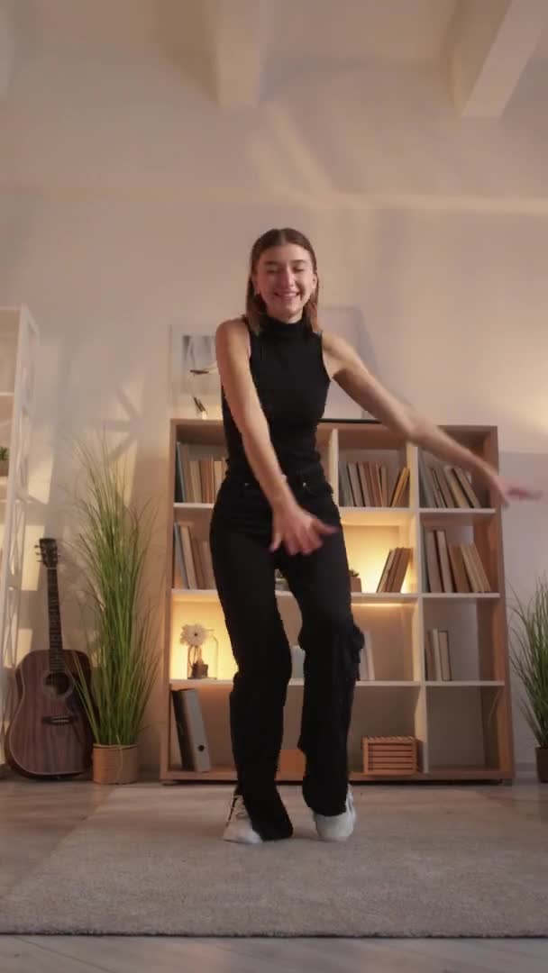 Influencer style de vie contenu viral femme danse — Video