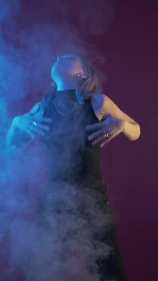 Eğlenceli dans gecesi parti mutlu kadın neon ışığı — Stok video