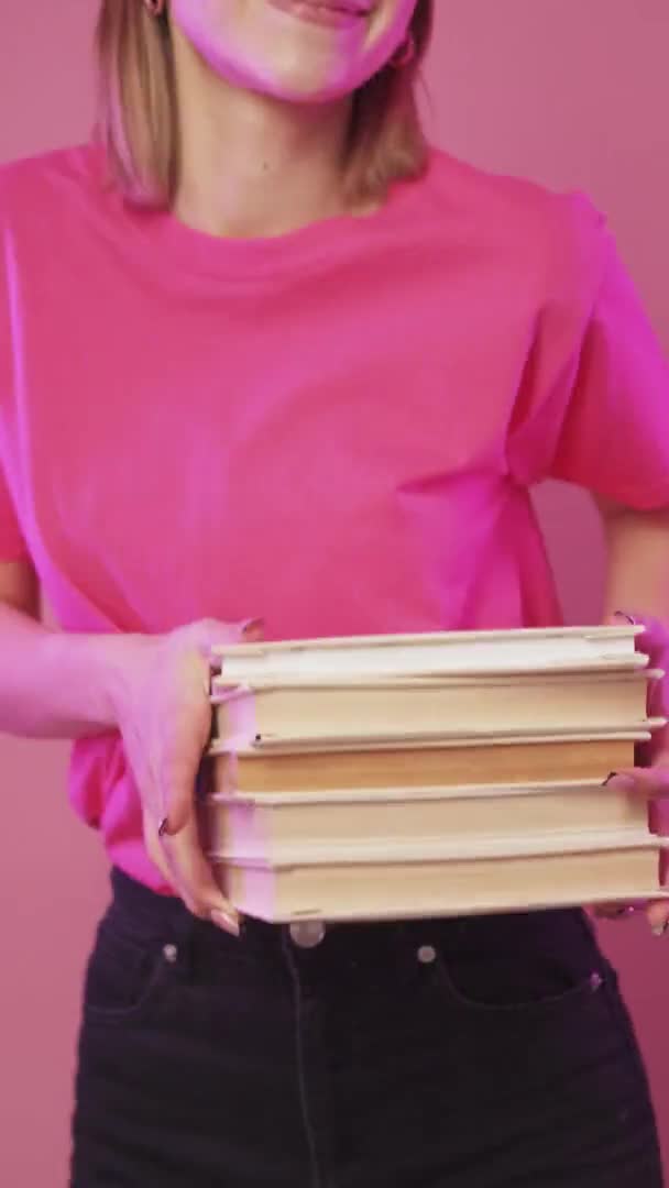 Loja de livros propaganda de volta à pilha mulher escola — Vídeo de Stock