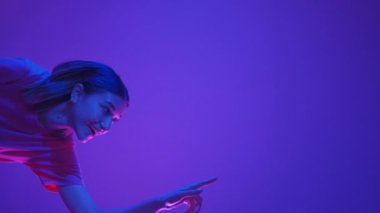 Reklamcı kadın harika teklif indirimi neon ışığı
