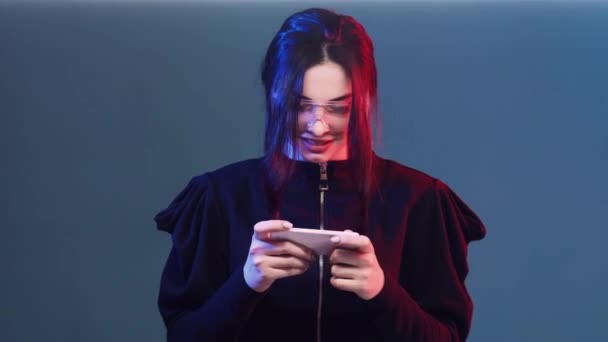 Telefon spill smarttelefon nerd kvinne neon lys – stockvideo