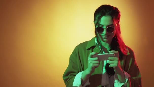 Мобільний геймер ескорт онлайн жінка телефон неонове світло — стокове відео