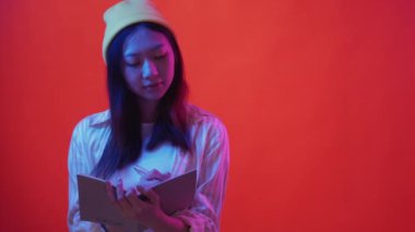 Düşünce planlama hedefleri Kadın günlüğü neon ışığı yazmak