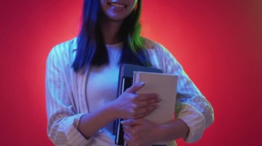 Kitap kursu öğrenme gelişim kadını neon ışığı