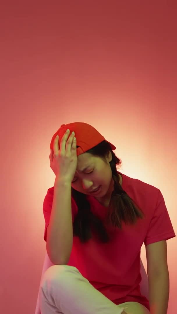 Ansigt palme adfærd problem skuffet pige pink – Stock-video