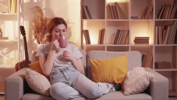Café relaxante doméstico lazer mulher sofá casa — Vídeo de Stock