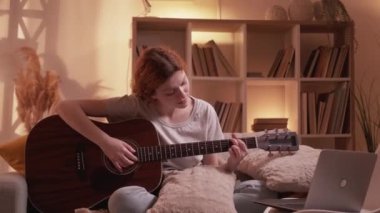 Gitar kursu internet müzik sınıfından bir kadın evine döndü