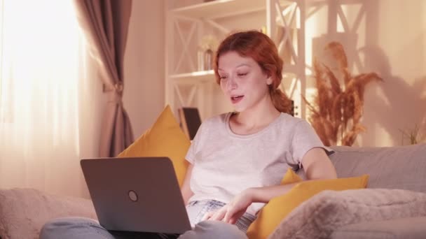 Відеозв'язок інтернет виклик жінка ноутбук — стокове відео