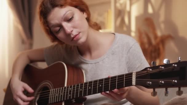 Música hobby guitarra ajustando mulher afinação pinos — Vídeo de Stock