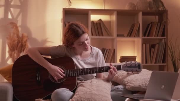 Curso de guitarra internet aula de música mulher casa — Vídeo de Stock