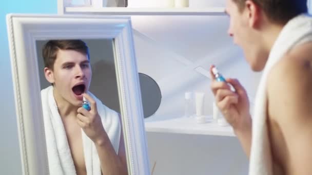 Bocca spray igiene orale uomo felice bagno specchio — Video Stock
