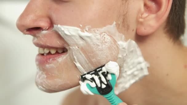 Arc borotválkozás higiénia rutin ember borotva hab bőr — Stock videók