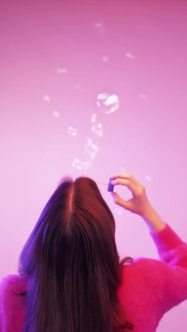 Jabón burbujas alegría juego zona mujer soplando varita rosa — Vídeo de stock