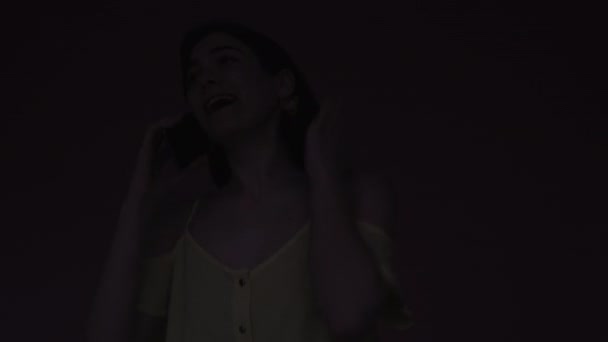 Chiamata di emergenza 911 aiuto spaventato donna telefono notte — Video Stock