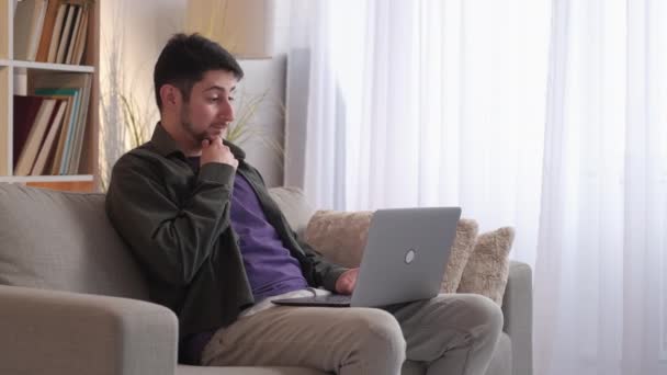 Promyšlený zaměstnanec řešení problému muž doma — Stock video