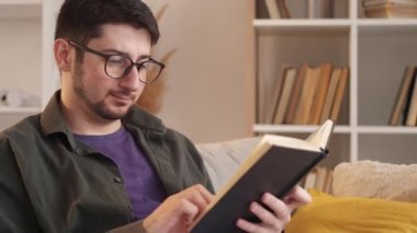 Harika kitap okuyan adam. Vay canına.