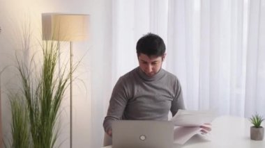 İş başarısı kutlama neşeli adam dansı