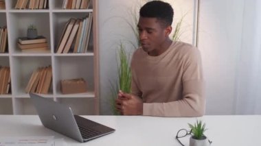 İş anlaşmazlığı toplantısı sorunu kızgın dizüstü bilgisayar