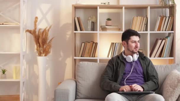 仕事の問題ストレス怒ってる男のラップトップソファの家 — ストック動画