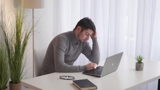 Work pressure exhausted employee man laptop office — Stock Video