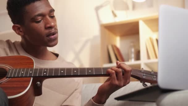 Lekce kytara online hudba třída muž notebook domů — Stock video