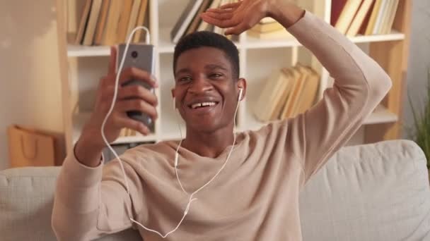Video iletişimi sanal sohbet adamı ev telefonu — Stok video