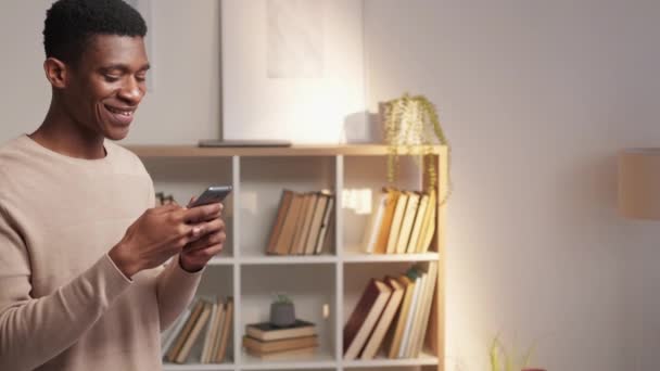 Мобільні технології цифровий спосіб життя чоловік телефон будинку — стокове відео