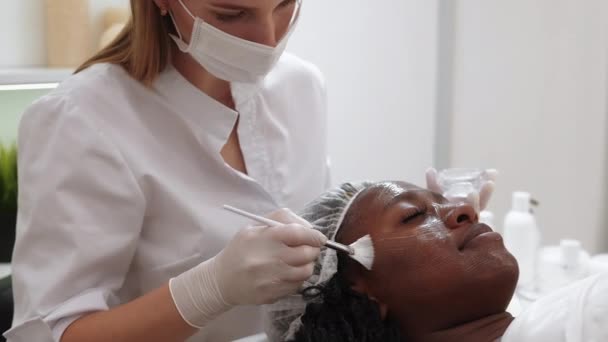 Mascarilla cosmetología profesional tratamiento esteticista — Vídeo de stock