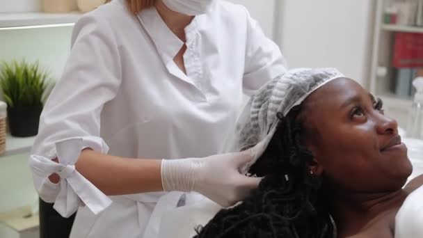 Procedimiento de belleza profesional cuidado de la piel salón mujeres — Vídeos de Stock