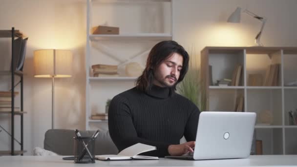 Trabalho homem comunicação on-line remoto trabalho — Vídeo de Stock