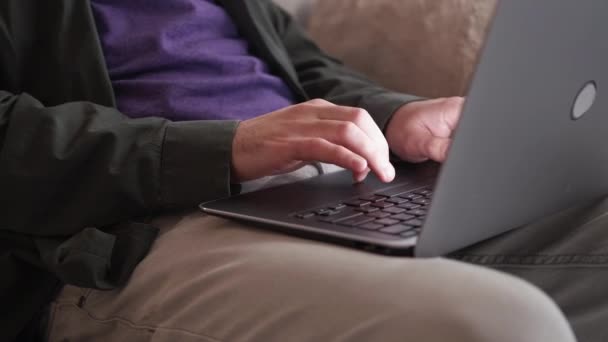 Дослідження ноутбуків комп'ютерна мережа чоловік рук додому — стокове відео