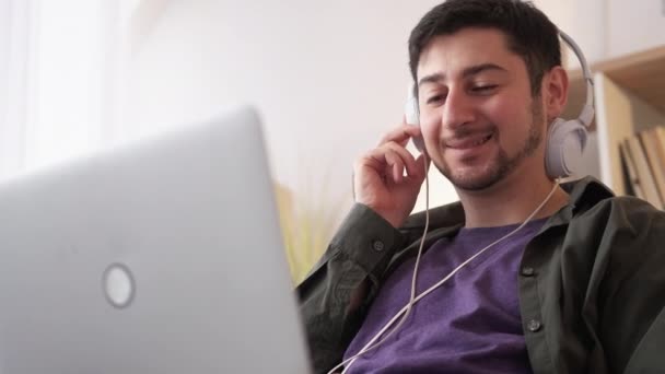 Müzik aleti şarkı eğlence adamı ev kulaklığı — Stok video