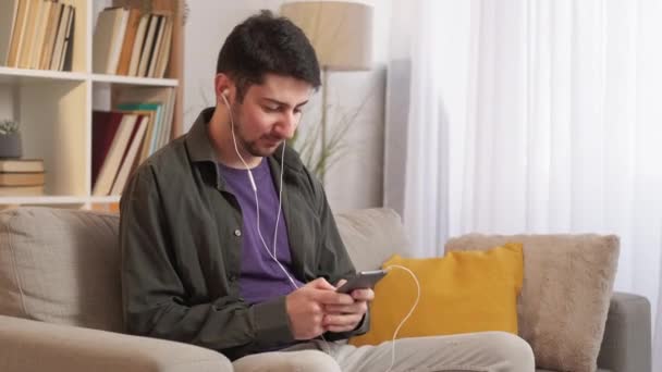 Telefone problema baixa internet irritado homem sofá casa — Vídeo de Stock