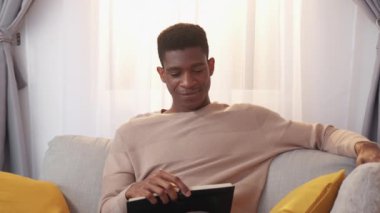 Ev edebiyatı hobisi kitap kanepede okumak.