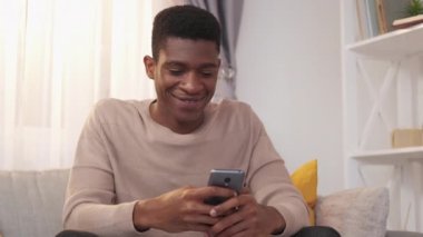 Mobil eğlence aleti. Konuşan adam telefonu.