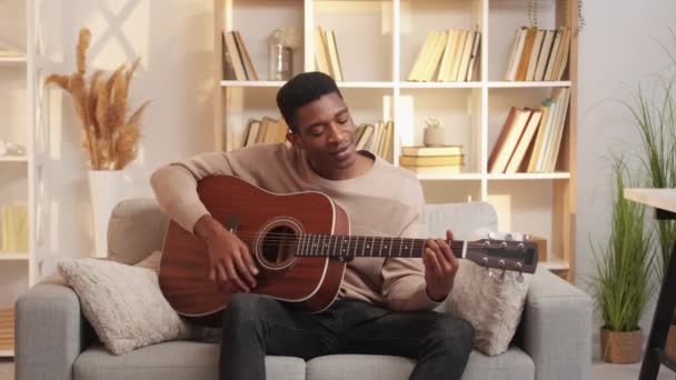 Gitara praktyka muzyk wypoczynek człowiek gra piosenkę — Wideo stockowe