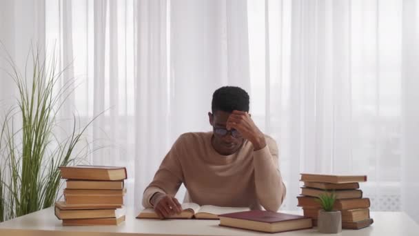 疲れた学生勉強圧力眠い男の宿題 — ストック動画