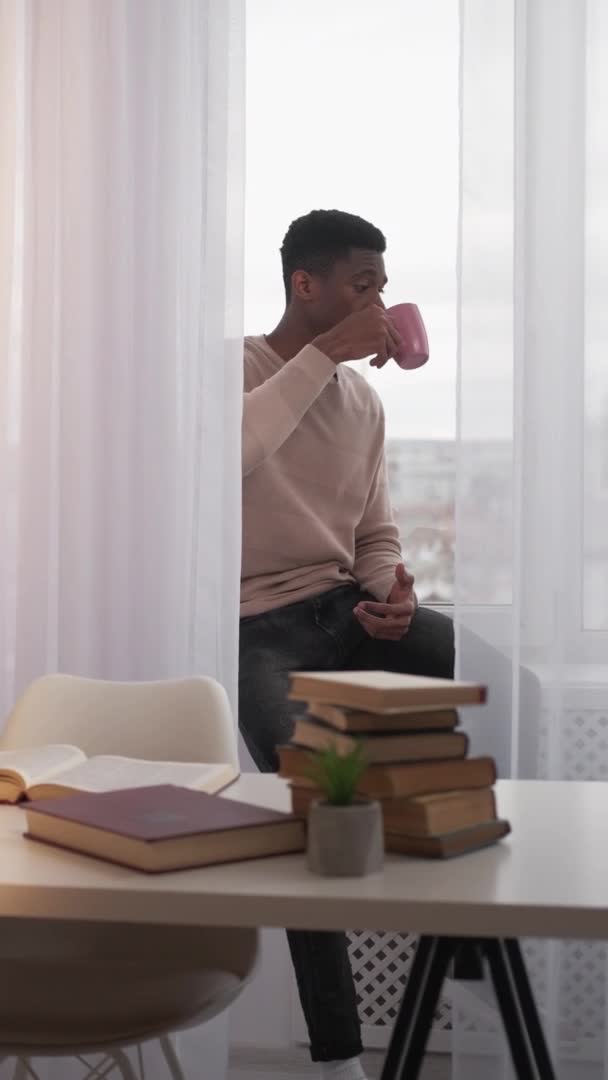 Morgon kaffe inhemska koppla man kopp fönsterbräda — Stockvideo