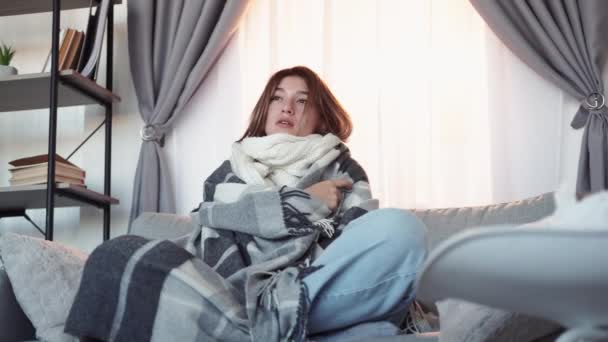 Спіймати холодну хвору жінку вірус виснажений — стокове відео