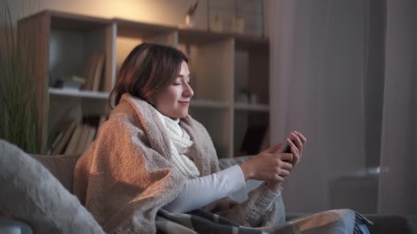 Thuisziekte koorts vrouw virtuele communicatie — Stockvideo