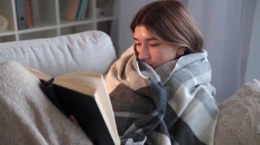 Salgın hastalığı olan hasta bir kadın evinde titriyor.