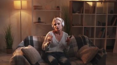 Müzik rahatla ilham verici kadın anın tadını çıkar