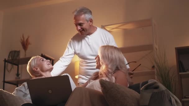 Familie video gelukkig avond genieten van communicatie — Stockvideo
