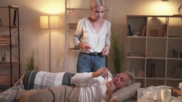 Złapać zimno chory mężczyzna dom opieka zdrowotna zmartwiona kobieta — Wideo stockowe