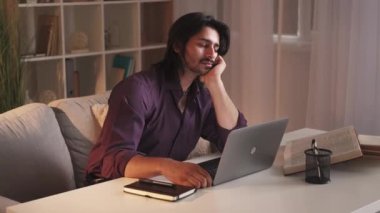 uzaktan eğitim yorgun adam çevrimiçi ders