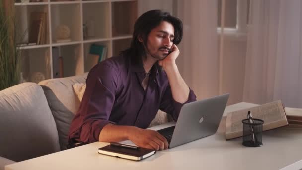Dálkové vzdělávání unavený muž online lekce — Stock video