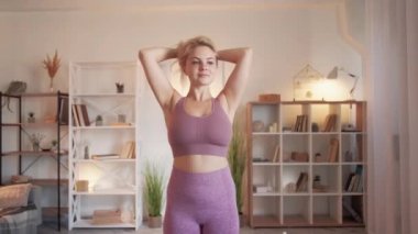 Spor salonunu hazırlayan kadın saç bağlıyor.