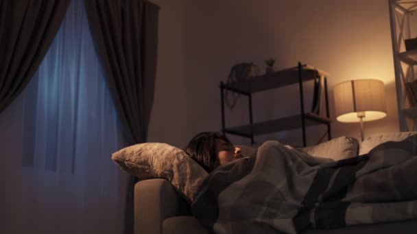 不快なベッド眠れない男不眠症の問題 — ストック動画