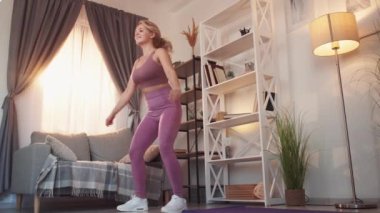 kalça egzersizi, atletik yaşam tarzı, evde bir kadın.